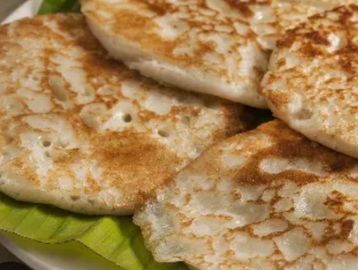 Close-up of crispy flatbreads on a leaf.