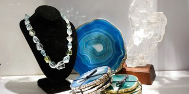 Collier en cristaux d'aigue-marine ou béryl, agate, gypse