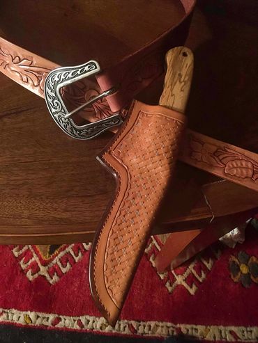 Knives, leather, sheaths, leather belt
