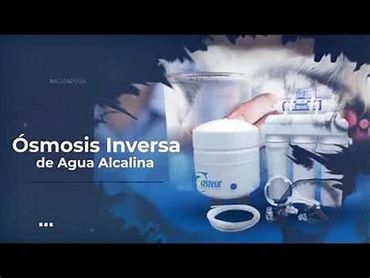 Sistema de ósmosis inversa para agua alcalina con componentes visibles.