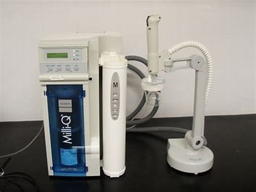 Laboratory water purification system with dispensing arm.