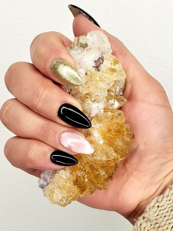 GLITTER NAILS AND MARBLE NAIL ART DONE BY A NAIL TECHNICIAN