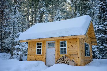 Guest cabin vacation rental in the winter