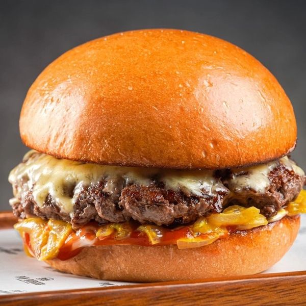MY WAY CHEESE BURGER
Wykes Cheddar cheese, yellow mustard glazed caramelised onions with ketchup and mayo