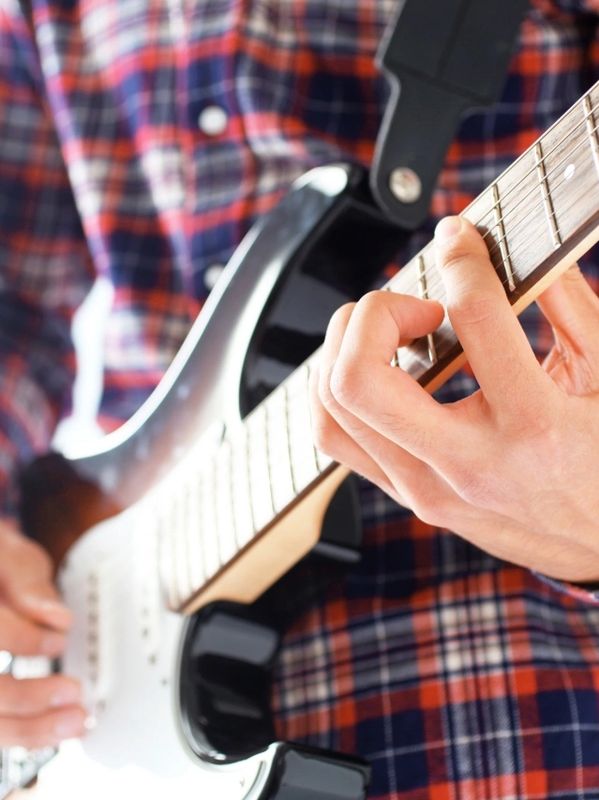 Električna gitara otvara svijet zvukova koji prelaze granice – od prvog akorda do strastvenih sola.