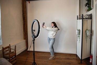 An image of a white walled backdrop, neutral in color. Rental used for content creators in Cedarburg