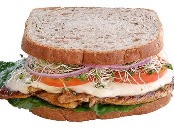 Sandwich de pollo a la parrilla, queso Suizo, tomate, alfalfa, lechuga, cebolla, mayonesa y mostaza.
