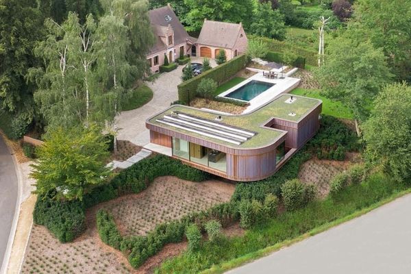 Luchtbeeld van een woning met groendak en EPDM-dakbedekking in een landelijke omgeving