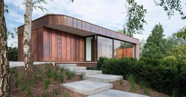 Vooraanzicht van een moderne nieuwbouwwoning in Michelbeke met een plat dak