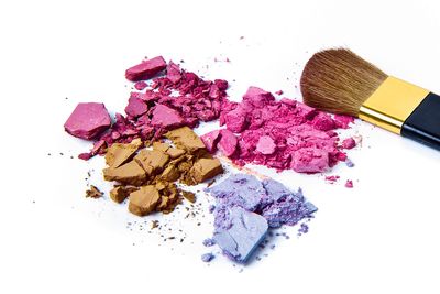 Pigmentos de todos tipos, color oro, rosa y azul, ofrecemos los pigmentos perfectos para maquillaje.