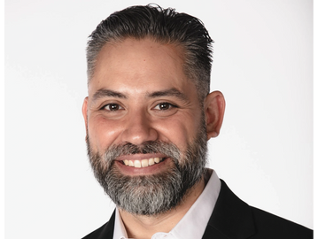 Justin Lopez delivering session on career transitions and leadership coaching