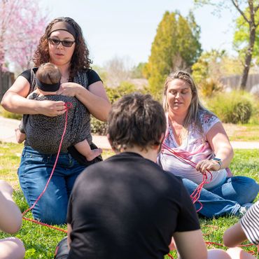 Babywearing Mama's teaching knot tying