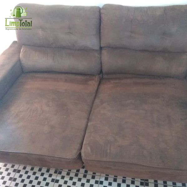 Um sofá limpo e higienizado graças a limpeza de estofados da LimpTotal.