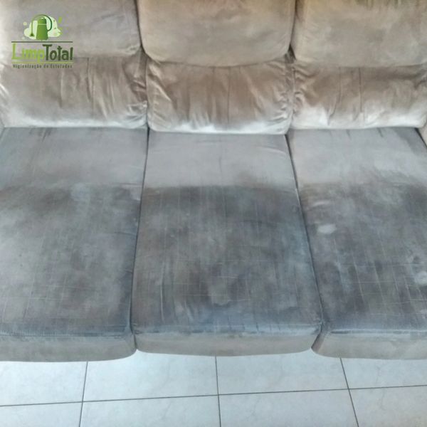Um sofá limpo e higienizado graças a limpeza de estofados da LimpTotal.
