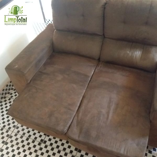 Um sofá limpo e higienizado graças a limpeza de estofados da LimpTotal.
