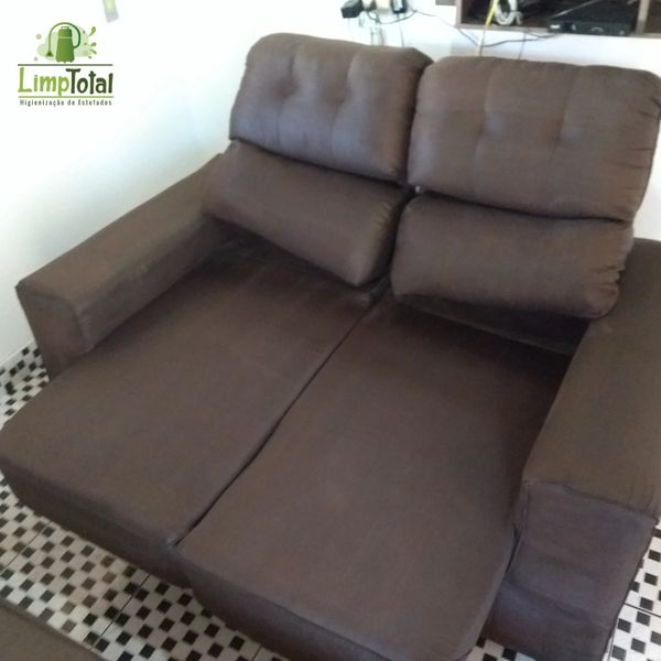 Um sofá limpo e higienizado graças a limpeza de estofados da LimpTotal.