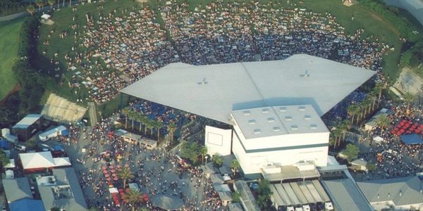alt="concert at South Florida Fairgrounds with crowd"