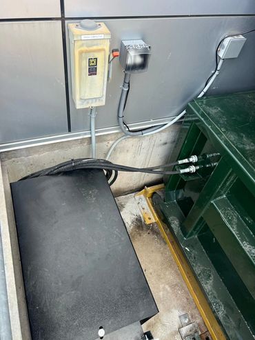 Hydraulic power unit with disconnect and hoses to compactor, Elite Containers build-out