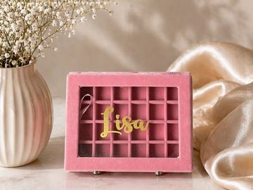 Pink name display box with 'Lisa' inside.
