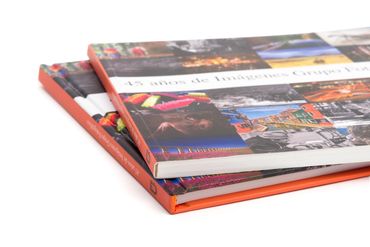 Libros institucionales o informes corporativos en pasta dura y blanda