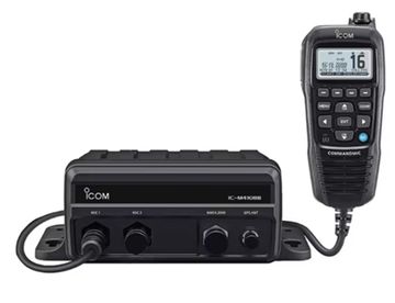 Radio de comunicación ICOM con micrófono.