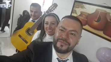 Tu historia de amor merece música 🎼💍”
Haz de tu propuesta o aniversario un recuerdo eterno