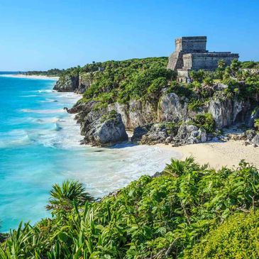 "Ruinas mayas de Tulum frente al mar Caribe, ícono turístico de la Riviera Maya – Mayan Getaways"