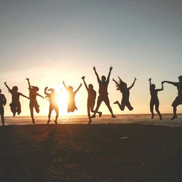 "Grupo disfrutando al atardecer en la playa del Caribe en Puerto Aventuras – Mayan Getaways"
