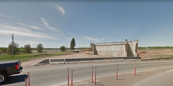 Een grotere brug bouwen teneinde de rivier beter te kunnen laten stromen. In Moncton, New Brunswick.