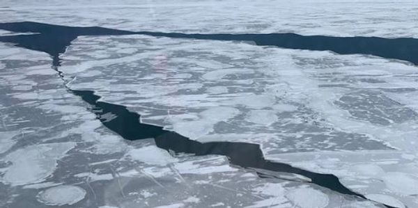 Vluchten van een gigantisch drijvend eiland. Het kan je zomaar overkomen op het bevroren Eriemeer.