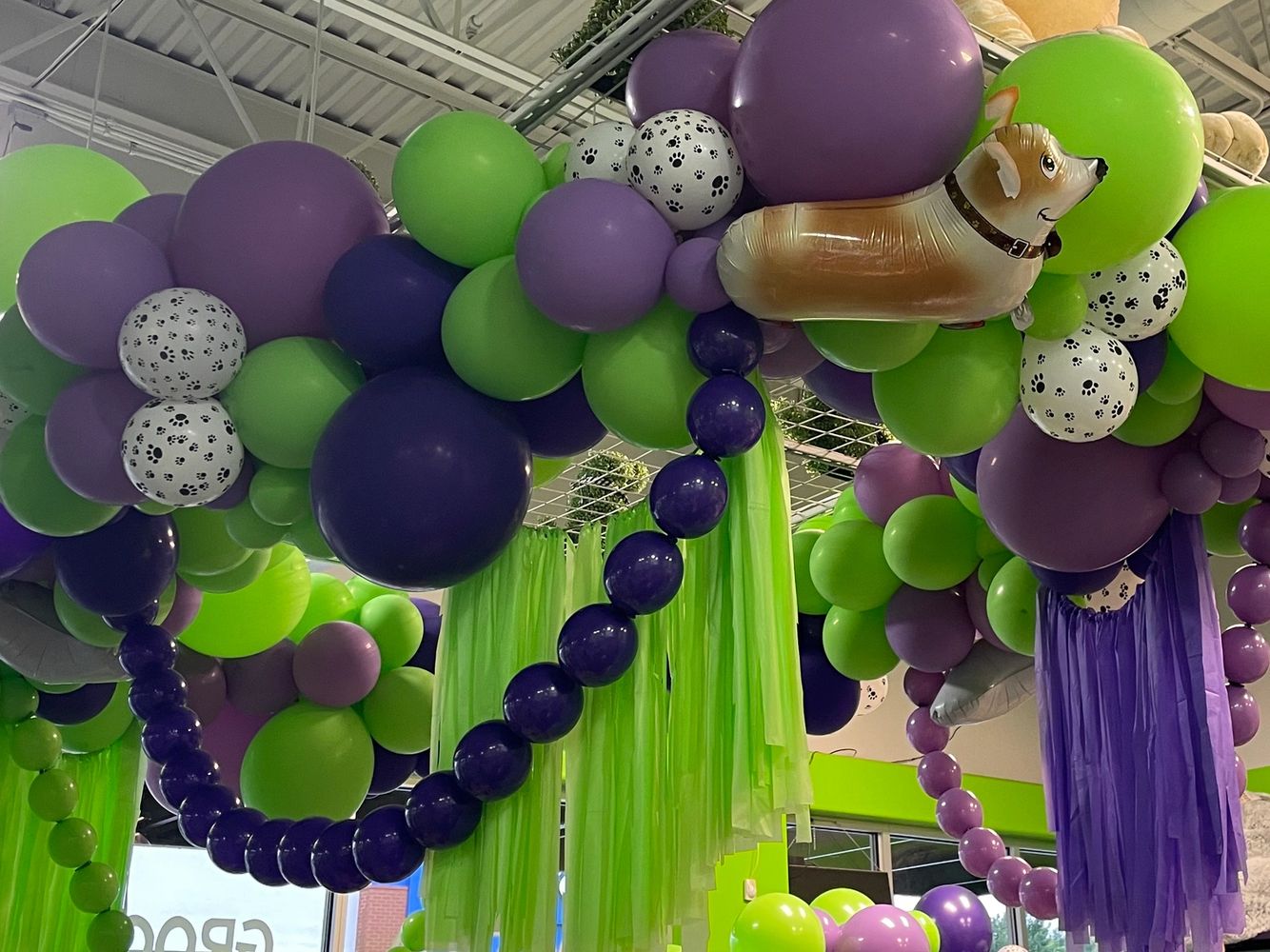 Balloon Garland with fringe and link balloon garland