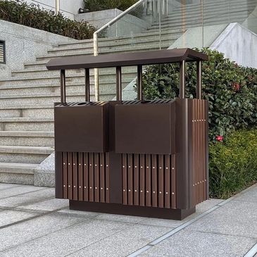 Modern double trash bin with roof in an outdoor urban setting. bancas de acero inoxidable
papeleras
paradas