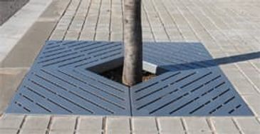 Hexagonal tree grate with diagonal slats around a tree on a paved sidewalk. bancas de acero inoxidable
papeleras
paradas