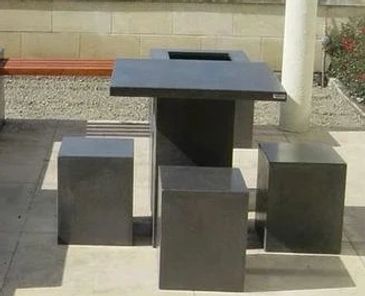 Modern outdoor seating with concrete and wood benches and table. bancas de acero inoxidable
papeleras
paradas