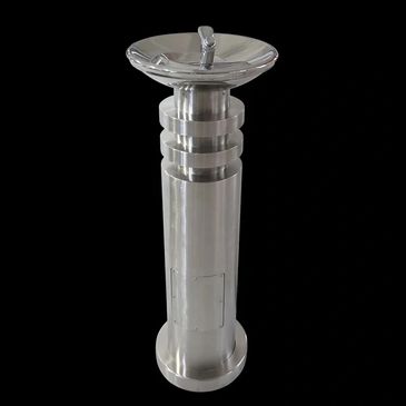 A sleek, modern stainless steel drinking fountain against a black background. bancas de acero inoxidable
papeleras
paradas