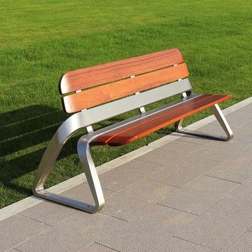 Modern park bench with wooden slats and metal frame on a paved path. bancas de acero inoxidable
papeleras
paradas