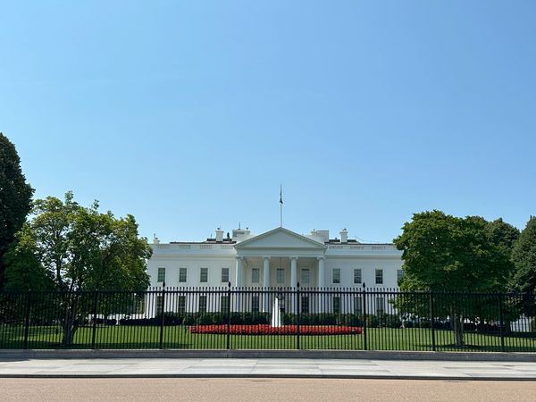 Image of whole White House from street view