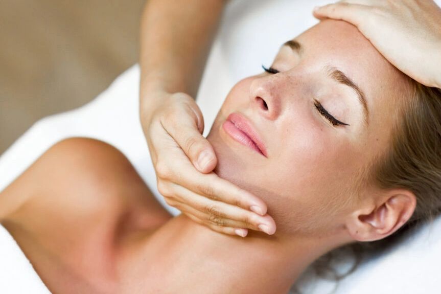 Modell auf Liege im Kosmetikstudio