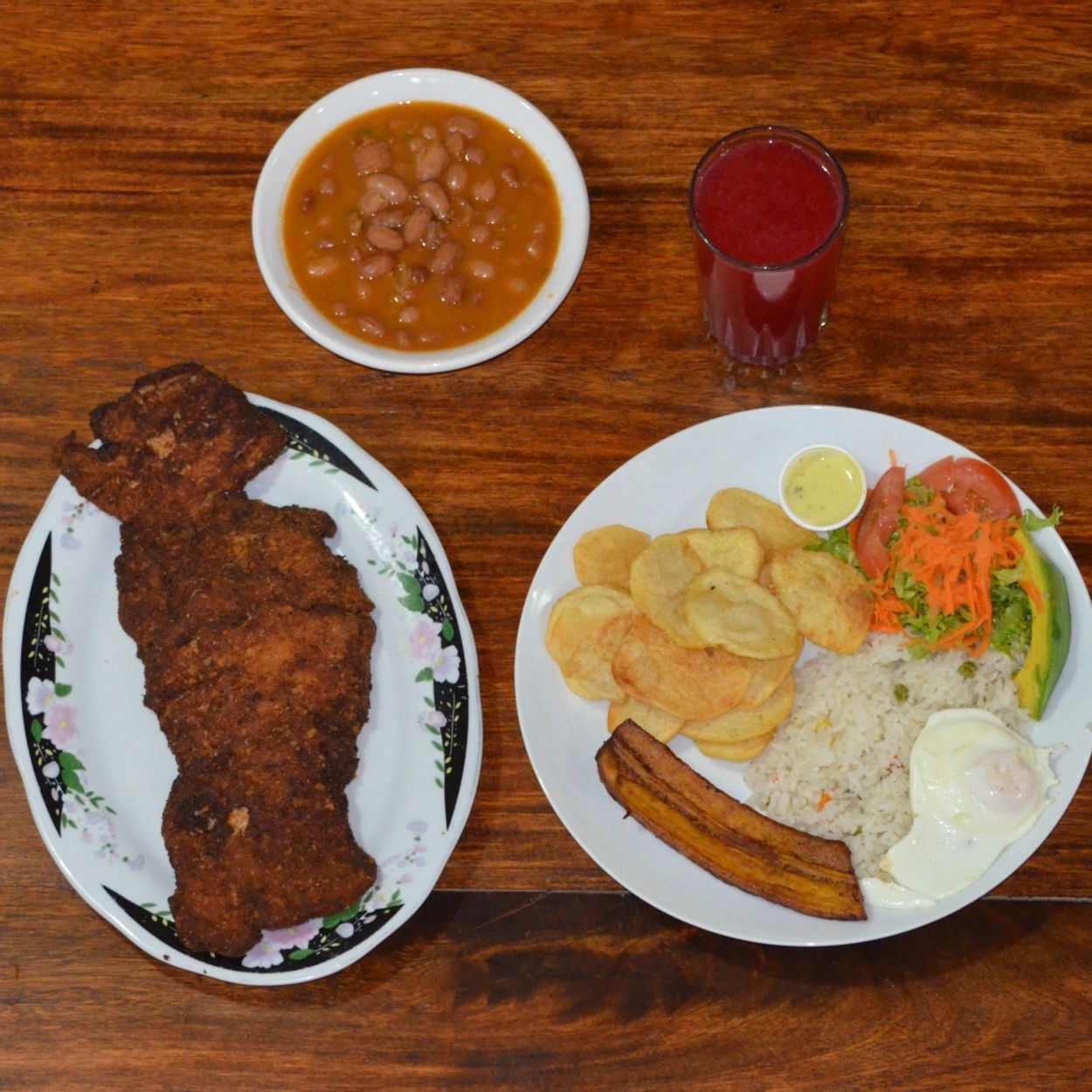 Almuerzo con Chuleta, no lo olvidarás, nuestra deliciosa chuleta de cerdo apanada o a la plancha