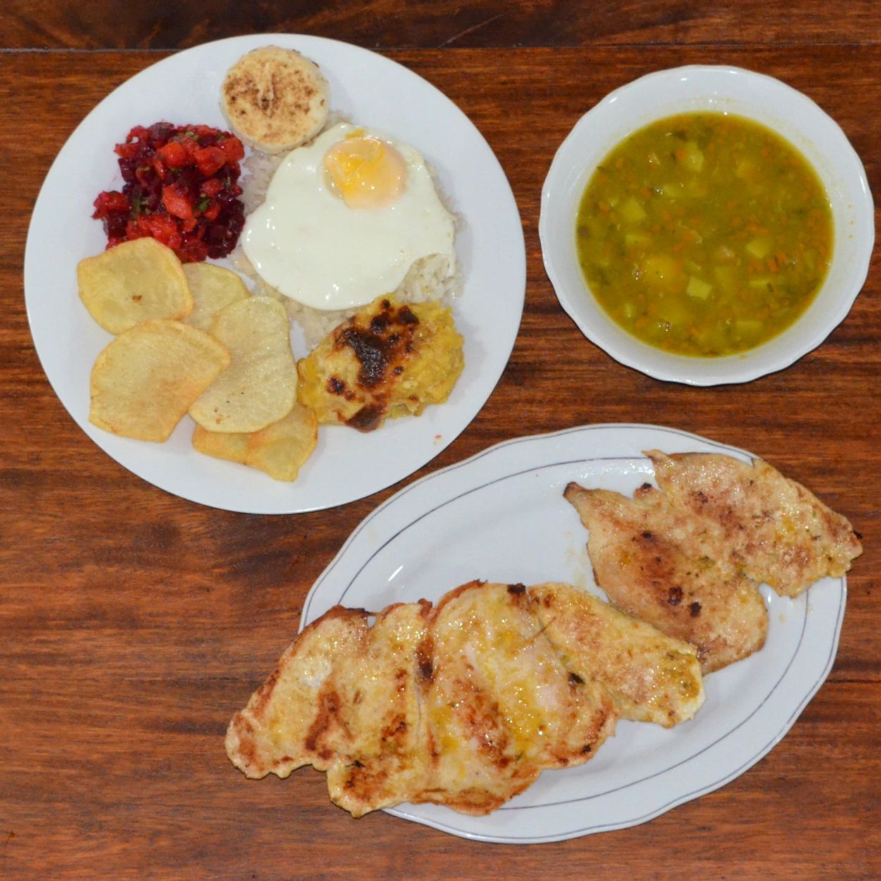 Almuerzo con nuestra deliciosa y gigante pechuga de pollo.