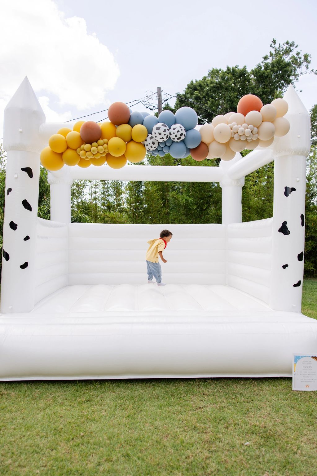 A White Bounce House For Rental in Orlando, Central Florida.
