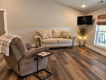 Comfortable living area in the Modern Camping Suite at Patt’s Place in Bonne Terre, Missouri.
