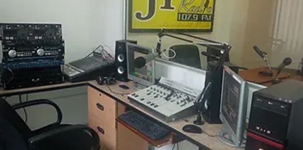 Estudio de radio con equipo y micrófonos.