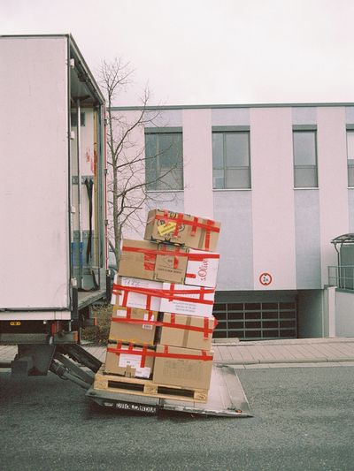 LTL pallet being off loaded on a liftgate truck