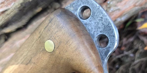 Camp knife pommel