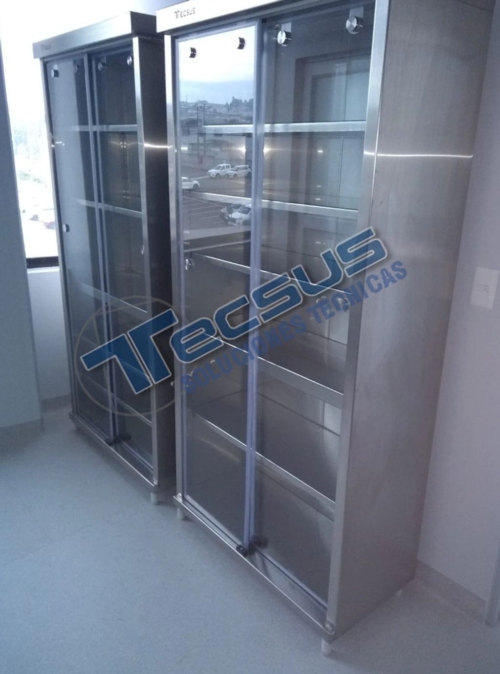 VITRINA DE ACERO INOXIDABLE -  PUERTAS CORREDIZAS
