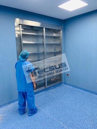 VITRINA EMPOTRADA PARA MATERIAL LIMPIO PARA ESTERILIZACIÓN