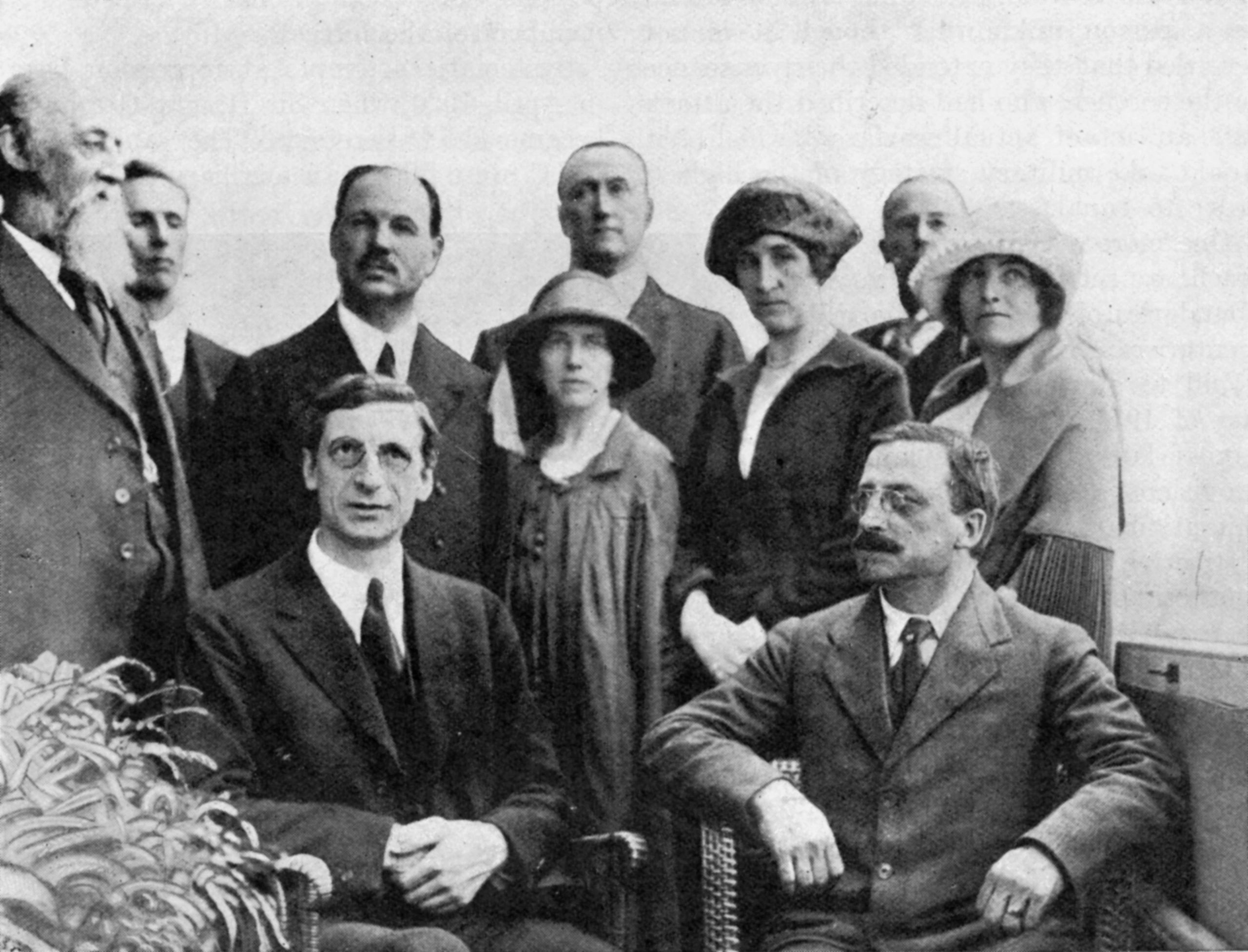 E. de Valera, A. Griffith, Count  Plunkett, E. Childers, L. O'Neill, Dr. Farnham & R. Barton.