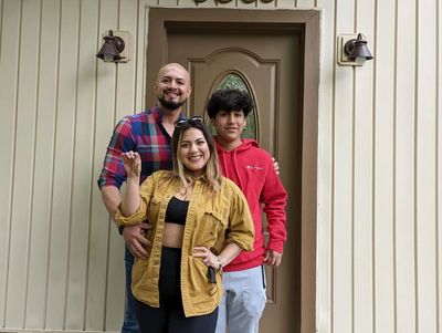 familia hispana en su propia casa. Comprar casa con taxid, itin