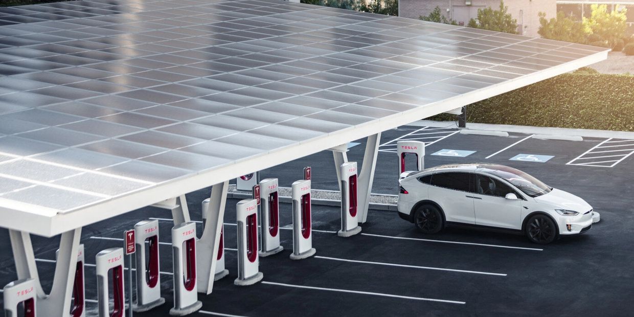 duży parking solarny i ładowarki Tesla